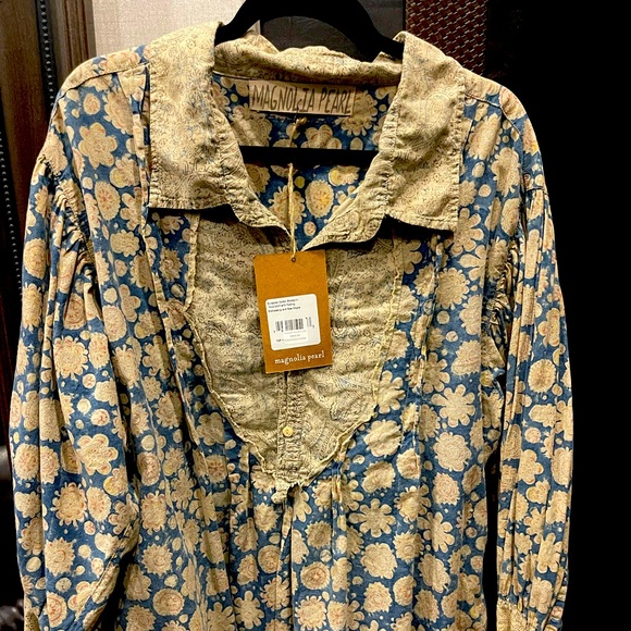 BRAND NEW🦋AUTHENTIC MAGNOLIA PEARL , DISTRESSED TOP, NWT - Picture 1 of 7